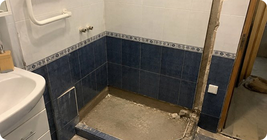 Демонтаж душевой кабины перед капитальным ремонтом санузла