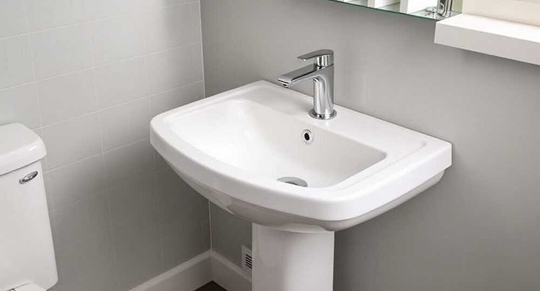 Установка раковины с пьедесталом Duravit в квартире у Долины реки Сетунь