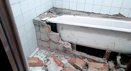 Демонтаж чугунной ванны в квартире на улице Фомичевой, район метро Сходненская