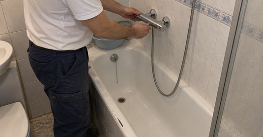 Настенный термостат Hansgrohe после монтажа.