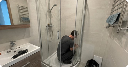 Установка душевого уголка Aquanet в нестандартном проёме после перепланировки