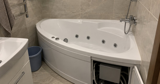 Гидромассажная ванна Jacuzzi с доступом к помпе.