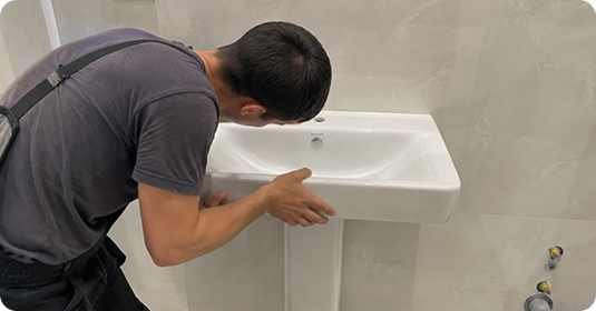 Установка раковины с пьедесталом Duravit на неровном полу в частном доме